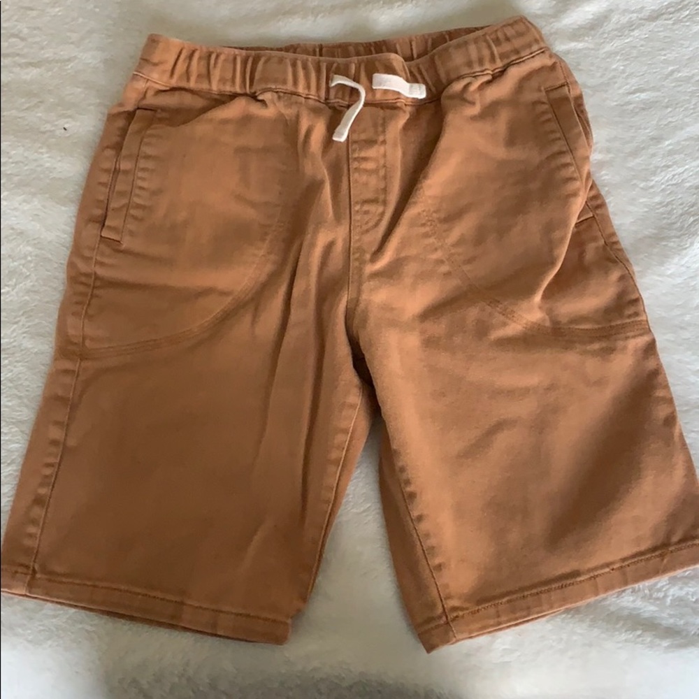 Kakhi jogger shorts.